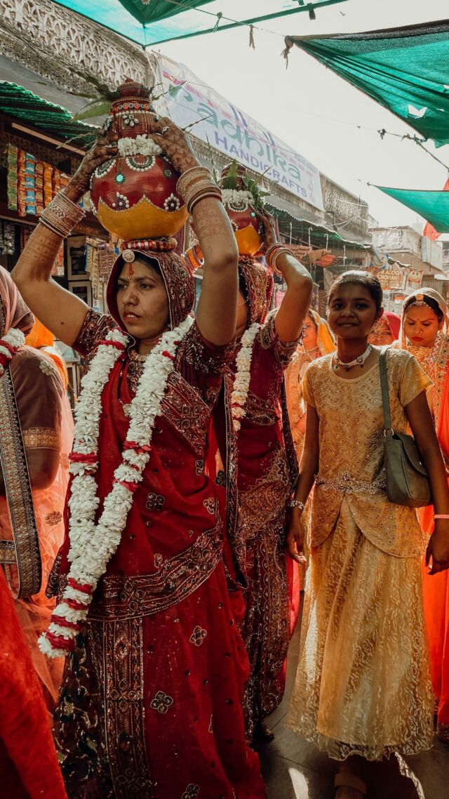 Everything is about catching the vibe

Entendre des touristes dire qu’il n’y a rien à faire à Pushkar m’attriste toujours profondément …

J’aime cette ville, son atmosphère, son histoire
et bien qu’elle soit déstabilisante au départ par ces bruits incessants et ces odeurs … omniprésentes 😅 Pushkar est avant tout un lieu sacré où le temps s’étire, où boire un chai devient presque une expérience mystique.

De manière générale l’Inde n’est pas un pays que l’on visite … c’est un pays que l’on ressent !

Alors oui il y a peu de choses à « faire » à Pushkar,
mais si vous prenez le temps de savourer ce que la ville vous offre avec générosité et humilité vos yeux s’émerveilleront à chaque coin de rue

Avec amour, Tapomayi 🧡

#pushkar #incredibleindia #voyageinitiatique #karma #dharma #voyageeninde #alignementénergétique #ouverturedeconscience #voixinterieure #ecoutersonintuition #vieanterieure #karmique #pouvoirdelintention on