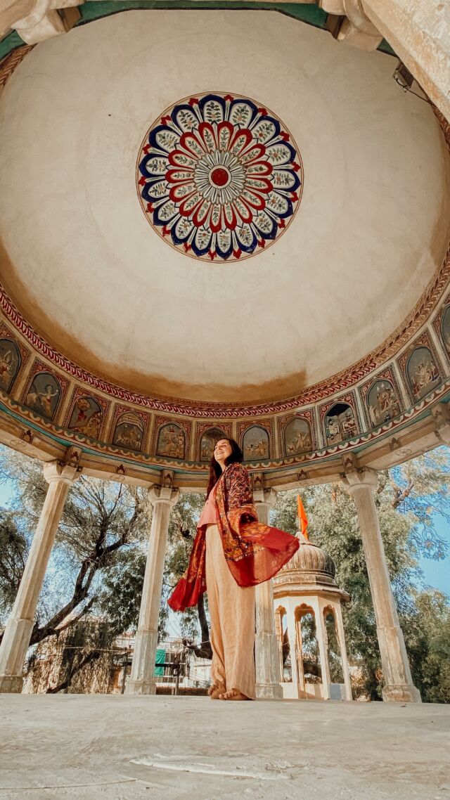 Le cadeau de l’univers que d’arriver au moment parfait à l’endroit parfait 🧡

L’Inde c’est un cadre sans cadre 🧡
Pour profiter pleinement de l’expérience il faut savoir suivre le courant (et la musique au loin 😉)

Une expérience pleine de grâce que d’arriver au moment de la célébration d’avant Holi.
Danser avec ces femmes
Jouer avec les couleurs
Se laisser porter par l’expérience qui nous ai offerte 🧡

Avec amour, Tapomayi 🧡

#incredibleindia #voyageinitiatique #voyageeninde #immersioneninde #immersion #hindouisme #holi #bundi #choixconscients #clarteinterieure #consciencenouvelle #rayonnersalumière #rayonnersapuissanceauféminin #croireensescapacites