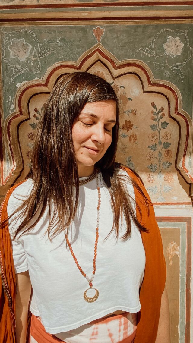 Je tombe amoureuse un peu plus à chaque fois que j’y reviens …

Je n’ai pas les mots pour décrire cet endroit assez méconnue et pourtant si magique et authentique 🧡

Amber c’était l’ancienne capitale du Rajasthan avant d’être détrônée par la non moins sublime Jaipur ✨ 

Rajasthan signifie Terre des rois, il n’est donc pas étonnant de découvrir des joyaux architecturaux à tous les coins de rues 👸🏽 

Si vous souhaitez découvrir cette partie de l’Inde, Amber peut-être un très bon choix pour se reposer car la ville est beaucoup plus calme que Jaipur et propose plusieurs choses à découvrir

Perso j’ai pris mes quartiers d’hiver au palais 😉

Avec amour, Tapomayi 

#amberpalace #ambercity #jaipur #incredibleindia #nouveaumonde #alignement #ouverturedesprit #eveilspirituel #holistique #consciencedesoi #enfantinterieur #divin
